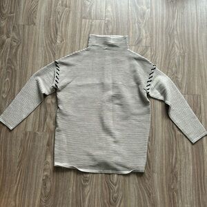 Tahari beige sweater